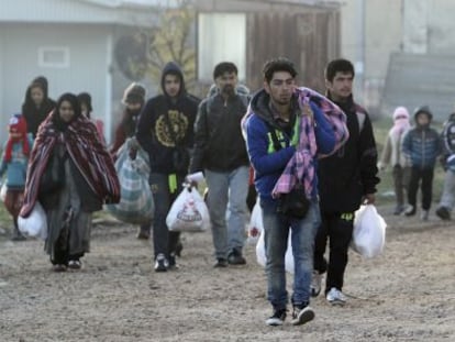 Un grupo de refugiados llega a un campo al sur de Serbia.