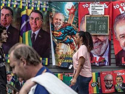 Puesto callejero de toallas en Río de Janeiro con imágenes de Bolsonaro y Lula da Silva.