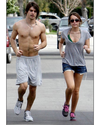 Más básicos para hacer deporte. Aquí la joven cantante con uno de sus primeros novios, Justin Gaston, en 2009.