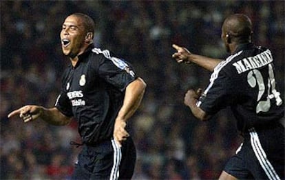 Ronaldo celebra junto a Makelele tras marcar su tercer gol al Manchester, el miércoles en Old Trafford.