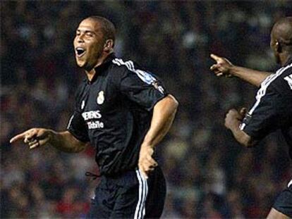 Ronaldo celebra junto a Makelele tras marcar su tercer gol al Manchester, el miércoles en Old Trafford.