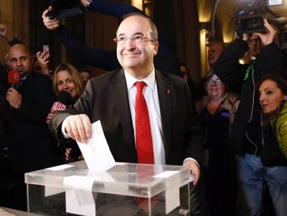 Miquel Iceta vota en Barcelona.