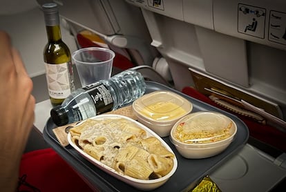 Un plato de pasta como parte del menú de clase turista, durante un vuelo internacional.