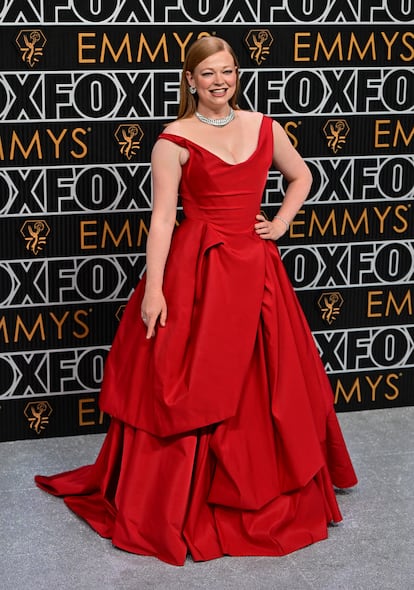 La serie 'Succession' le ha traído a la actriz Sarah Snook muchas alegrías. En esta ocasión se ha hecho con el Emmy a mejor actriz protagonista de drama. Para esta noche tan especial, confió en este vestido de Vivienne Westwood, combinado con espectaculares joyas de Cartier. 