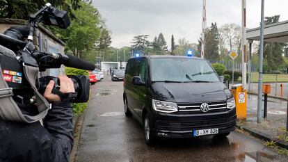 Un vehículo policial traslada a dos presuntos espías que intentaban sabotear el suministro de armas de Alemania a Ucrania en Karlsruhe (Alemania), este jueves.