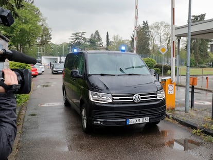 Un vehículo policial traslada a dos presuntos espías que intentaban sabotear el suministro de armas de Alemania a Ucrania en Karlsruhe (Alemania), este jueves.