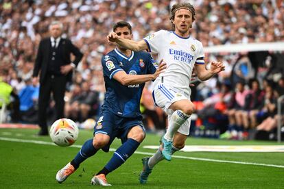 El defensor uruguayo del Espanyol, Leandro Cabrera (a la izquierda), lucha por el balón con el centrocampista croata del Real Madrid, Luka Modric.
