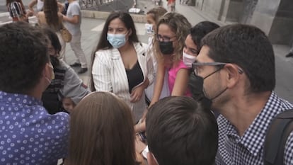 El grupo de alumnos, docentes y familiares que se entrevistaron con la ministra de Educación en 2021, antes de entrar en el ministerio, en un momento del documental.