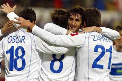 Diego Milito (de frente) se abraza a sus compañeros tras uno de sus cuatro goles al Madrid.