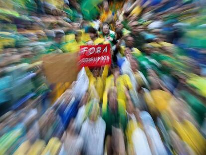 Manifestantes protestam contra a corrupção. 