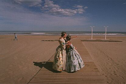 Dos falleras en la Malvarrosa, la playa urbana de Valencia en cuyo litoral, que se extiende a lo largo de más de dos kilómetros, se celebrará en 2007 la Copa del América.