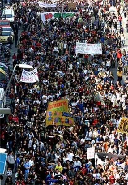 Manifestación de estudiantes de ayer por la calle de Pelai de Barcelona tras dejar la plaza de la Universitat.