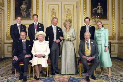 Carlos y Camila, con sus hijos, Guillermo y Enrique y Tom y Laura. Sentados, los padres de él, Felipe de Edimburgo y la reina Isabel II, y el padre de ella, el mayor Bruce Shand.