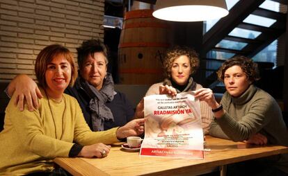 Trabajadoras despedidas de Artiach, el viernes en Llodio (Álava).