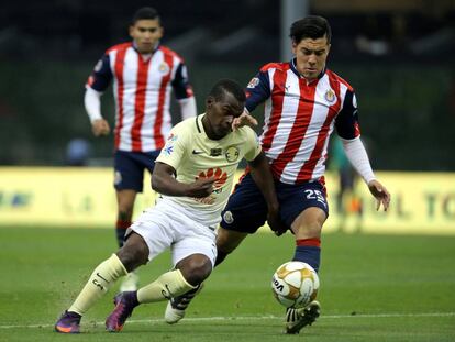 Darwin Quintero controla el balón ante la presión de Michael Pérez