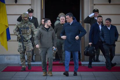 El presidente del Gobierno, Pedro Sánchez (a la izquierda), tras reunirse este jueves con el presidente de Ucrania, Volodímir Zelenski, en Kiev, este jueves.