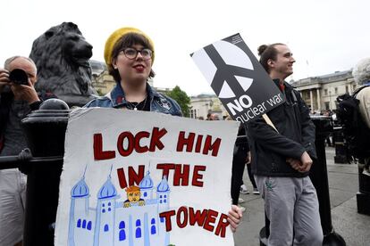 "Tranque-o na torre" diz o cartaz que a manifestante segura