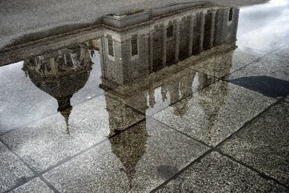 Reflejo de la catedral de La Almudena en un charco.