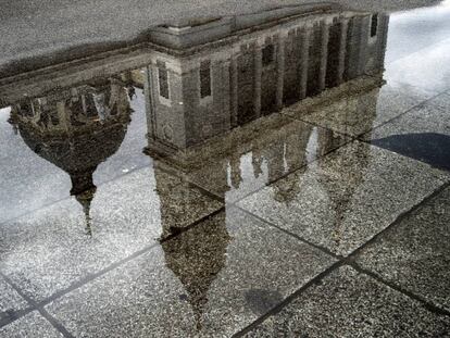 Reflejo de la catedral de La Almudena en un charco.