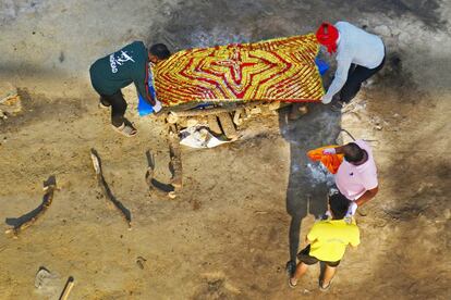 Familiares realizan los últimos ritos a los pacientes que murieron por la covid-19 en el lugar de una cremación masiva en Allahabad, India.