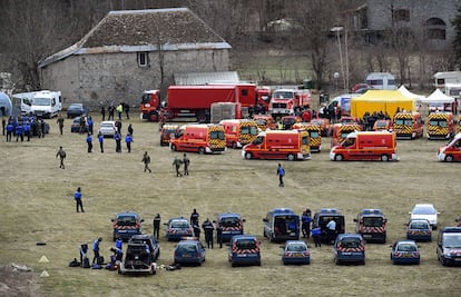 Emergency personnel and French police officers in Seyne, near the crash site. The French General Directorate of Civil Aviation (DGAC) told EFE news agency that the plane did not issue a distress call prior to the crash.