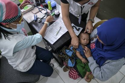 Marawi City, Lanao del Sur, Filipinas. Aisah Mascara, ex residente de Ground Zero, se queda con sus padres cerca del refugio temporal Sagonsongan en la ciudad de Marawi. Ella está entre cientos de desplazados por el conflicto de 2017 que buscan atención médica en clínicas comunitarias y misiones médicas como su principal acceso a un sistema de salud regular. <p>"Mi nombre es Aisah Mascara. Cumpliré 24 este año. Vivo en Sagonsongan. El nombre de mi hijo es Alnor Zainodin. Él es el primero. Hoy fui a un chequeo en el Ayuntamiento, porque está enfermo: tiene fiebre, secreción nasal y tos. No pude dormir durante los últimos dos días. Llora toda la noche. Y no tengo medicamentos. Mi esposo es de Ground Zero, pero su casa ha sido destruida por lo que no podemos vivir allí".</p>