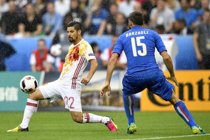 Nolito intenta controlar una pilota en el partit contra Itàlia.