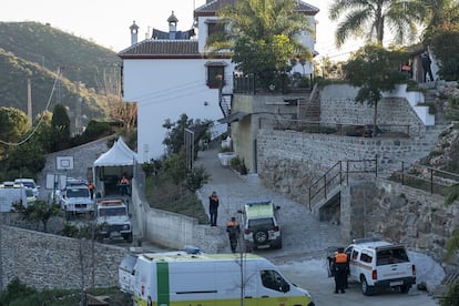 La casa de Yolanda Alcaide, justo a la entrada de Totalán, se convirtió en el puesto de mando del operativo de rescate. La vecina cedió su vivienda a los efectivos, que han realizado la coordinación desde dos de los sótanos, donde también se han la reunión de los equipos técnicos y su descanso.