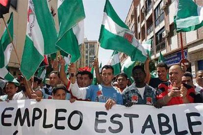 Un grupo de inmigrantes reivindica el empleo estable en la manifestación que se desarrolló en El Ejido (Almería).