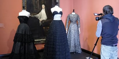 Trajes de noche en la exposición 'Los años 50. La moda en Francia 1947-1957'.