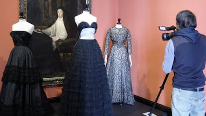 Trajes de noche en la exposición 'Los años 50. La moda en Francia 1947-1957'.