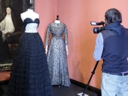 Trajes de noche en la exposición 'Los años 50. La moda en Francia 1947-1957'.