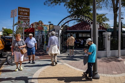 El Parque Dominó de Calle Ocho, una emblemática vía en La Pequeña Habana, centro de la comunidad cubana en Miami, Florida, Estados Unidos