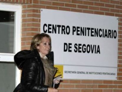 Esperanza Aguirre, a su salida del centro penitenciario de Segovia el pasado sábado, cuando intentó visitar a Ángel Carromero, sentenciado en Cuba a cuatro años de cárcel por el accidente que costó la vida a los opositores Oswaldo Payá y Harold Cepero.
