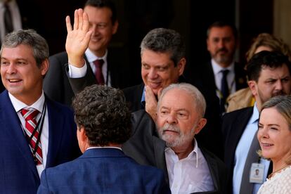 Lula, junto a la presidenta del PT y varios parlamentarios, saluda al público este viernes después de una conferencia de prensa en Brasilia