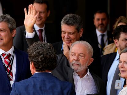 Lula, junto a la presidenta del PT y varios parlamentarios, saluda al público este viernes después de una conferencia de prensa en Brasilia.