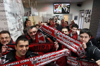 Aficionados del Mirands muestran varias bufandas del equipo poco antes de viajar a Bilbao animan a su equipo en un bar.