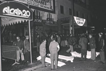 Labores de rescate de las víctimas del incendio de la discoteca Alcalá 20, la madrugada del 17 de diciembre de 1983.