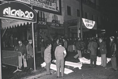 Labores de rescate de las víctimas del incendio de la discoteca Alcalá 20 la madrugada del 17 de diciembre de 1983.