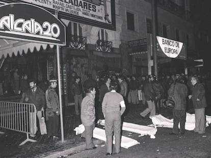 Labores de rescate de las víctimas del incendio de la discoteca Alcalá 20, la madrugada del 17 de diciembre de 1983.