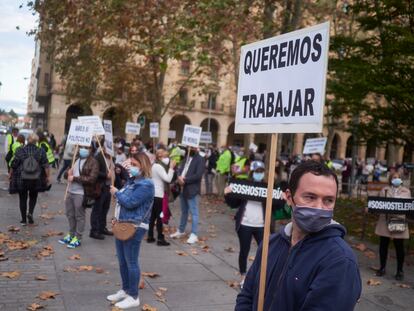 El elevado peso de los servicios ha causado un mayor impacto del virus en la economía. En la imagen, protesta de hosteleros en Pamplona.