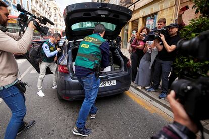 La Guardia Civil, a la salida del registro de la casa de Rubiales en Granada, este miércoles.