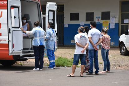 Maria das Dores Vieira Gonçalves, de 70 anos, é transferida de pronto socorro de Coromandel.