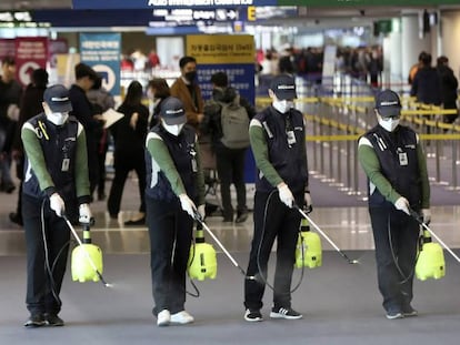 Trabajadores limpiando un aeropuerto en Corea del Sur.