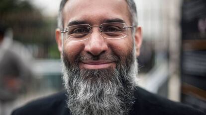 El clérigo Anjem Choudary posa en una foto hecha en abril de 2015 en Londres.