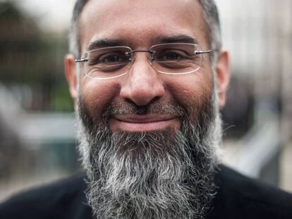 El clérigo Anjem Choudary posa en una foto hecha en abril de 2015 en Londres.