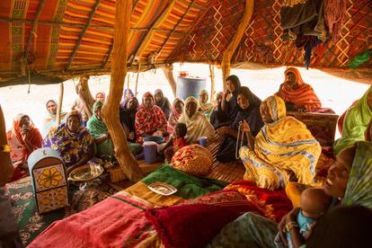 Reunión en la aldea donde se ha instalado el banco de cereales, Vairé. Todos los presentes aseguran que su vida ha mejorado: los hombres no tienen que desplazarse lejos en busca de comida y las mujeres no solo acceden más fácilmente a la compra, lo cual les permite estar también más pendientes de los hijos, sino que se sienten dueñas de la iniciativa a través del comité creado. Se quejan, eso sí, de que no tienen molino propio y de que el puesto de salud más cercano queda a más de 10 kilómetros.