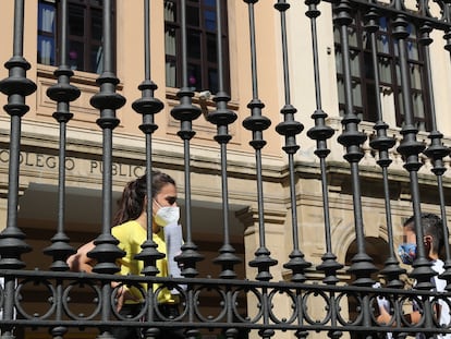Un niño espera en el colegio a ser recogido por sus padres este lunes en Bilbao. EFE/LUIS TEJIDO