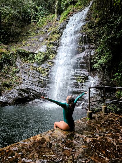 La bloguera mexicana Mariel Galán en la cascada del Rey Maya, en la selva de Belice. 