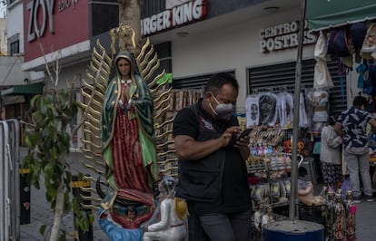 Un vendedor de artículos religiosos aguarda a los clientes en los alrededores de la basílica de Guadalupe.